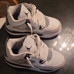 Jordan Sneakers with Subtle Gray Tones